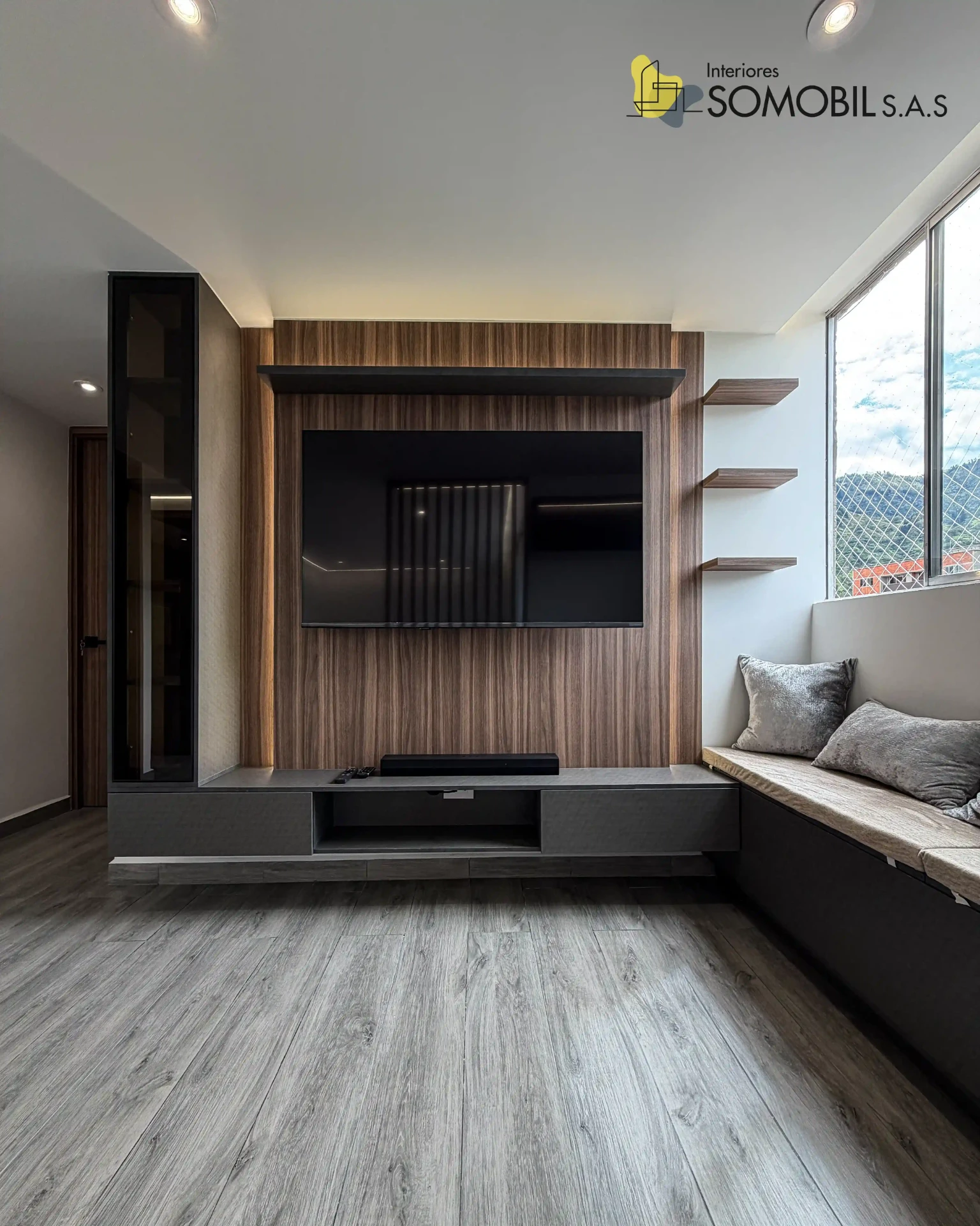 Mueble de televisión en madera con iluminación integrada