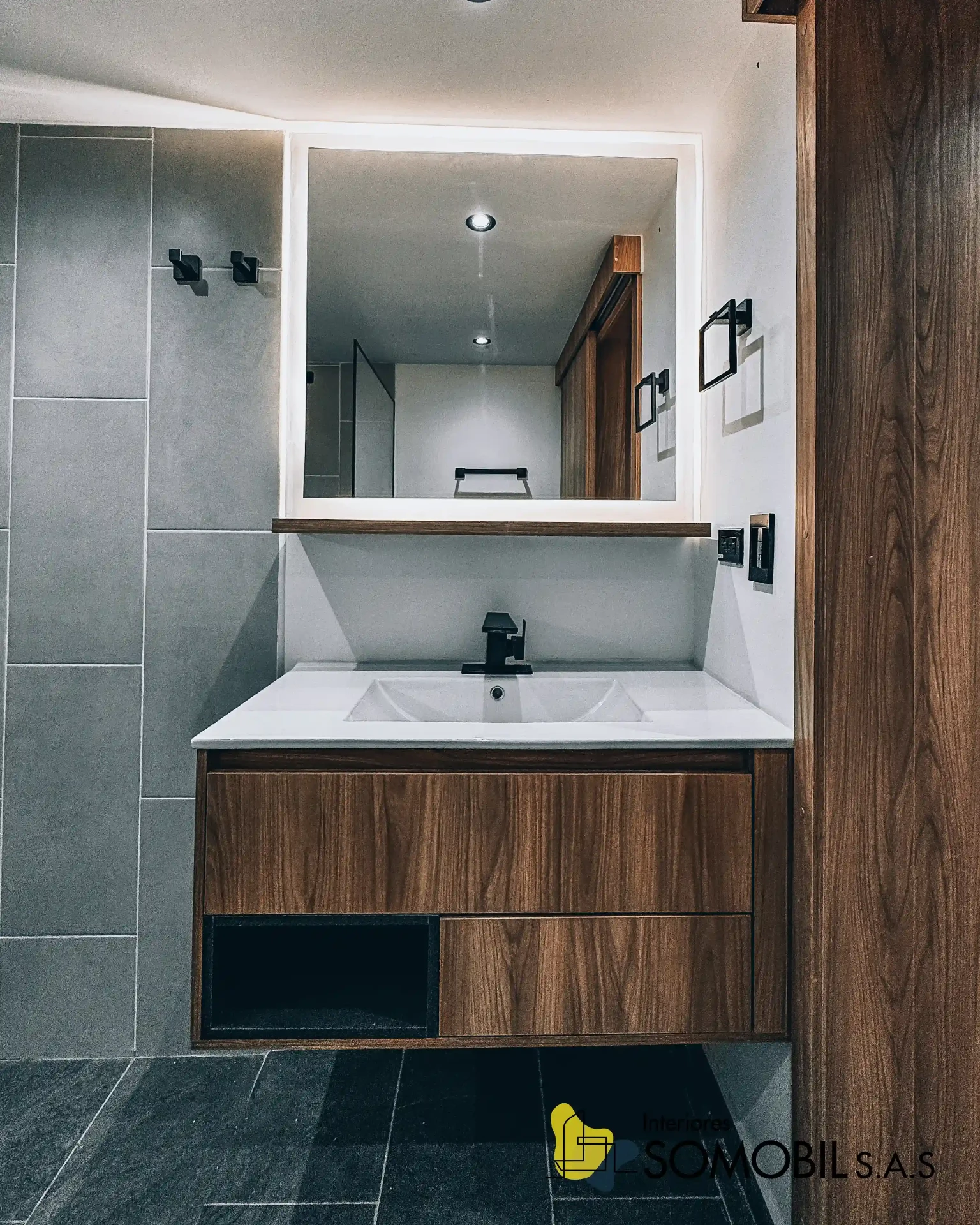 Mueble de baño suspendido en madera con espejo iluminado