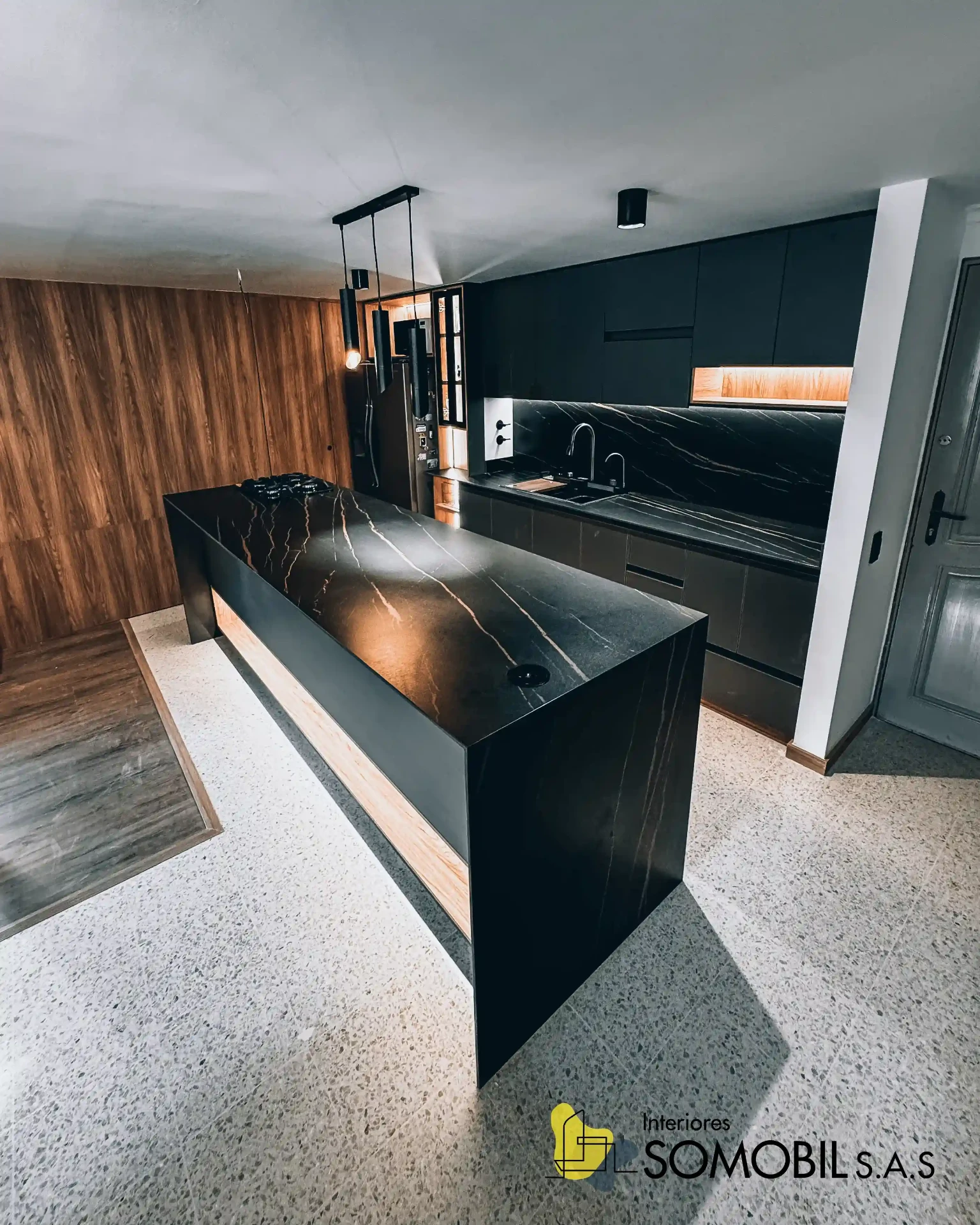 Cocina contemporánea con isla negra y detalles cálidos